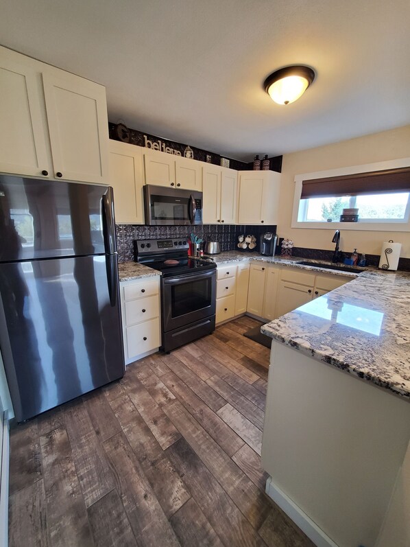 Refrigerador, microondas, horno, placa de cocina