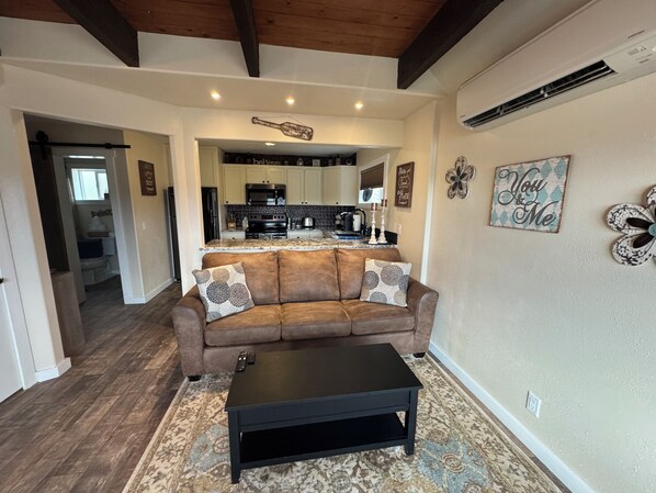 Smart-tv, dvd-spelare och en stereo