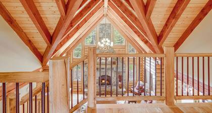 Luxury Log Home: 2 King Suites, HOT TUB, Fire Pit near Skiing + ALL Winter Fun