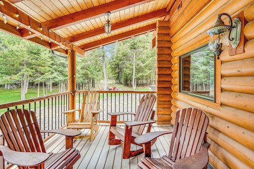 Luxury Log Home • 2 King Suites-HOT TUB-Fire Pit -20 min to Whitefish Ski Resort