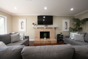 Una televisión, un futbolín, una mesa de tenis de mesa