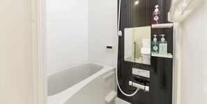 Baignoire et douche séparées, articles de toilette gratuits