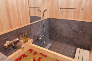 Separate bathtub and shower, free toiletries, hair dryer, slippers - Shirakabanoyado-fuka (Osaka)