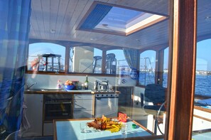 Houseboat - Kormoran 940 | Private kitchen | Fridge, oven, stovetop, electric kettle