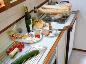 Houseboat - Kormoran 1280 | Cocina privada | Refrigerador, horno, parrilla de estufa y tetera eléctrica