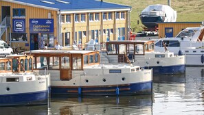 Marina - Vintage Houseboats at Niderviller Harbor by Kuhnle-Tours (Niderviller)
