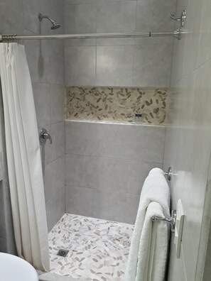 Dusche, Haartrockner, Handtücher, Seife