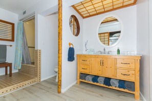 Douche, séchoir à cheveux, serviettes fournies, savon