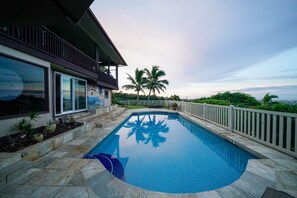 Outdoor pool - Rainbow Inn Aiea.  Panoramic Pearl Harbor View.  Fully Licensed 1990/NUC-2376 (Aiea)