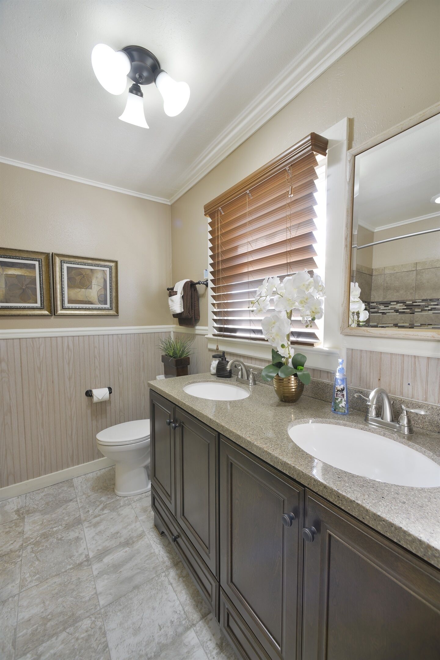 Combined shower/bathtub, hair dryer, towels