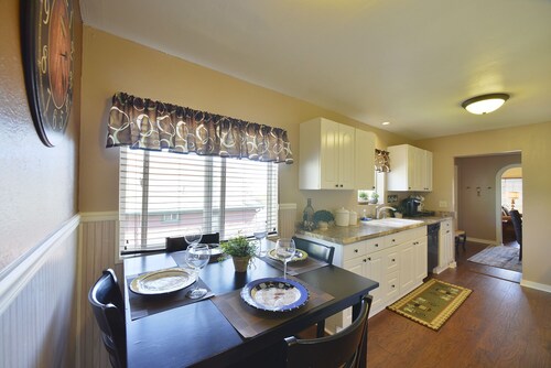 Shasta Star. Mountain views in downtown Mt. Shasta