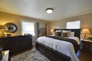 3 bedrooms, iron/ironing board, WiFi, bed sheets - Shasta Star. Mountain views in downtown Mt. Shasta (Mt Shasta)