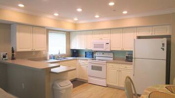 Een koelkast, een magnetron, een oven, een kookplaat