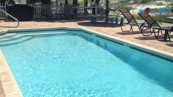 Een verwarmd zwembad