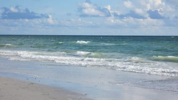 Aan het strand, ligstoelen aan het strand, strandlakens