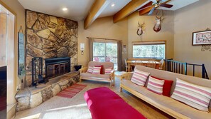 Televisión, chimenea y reproductor de DVD 