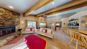 Televisión, chimenea y reproductor de DVD 