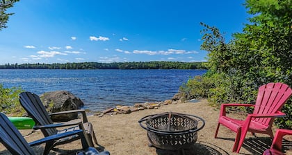 Tranquila casa de campo frente al lago con fogón, playa privada y actitud amigable para los perros