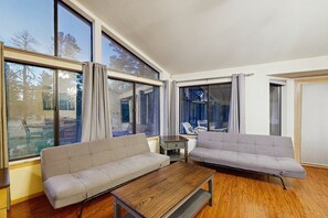 Televisión y chimenea