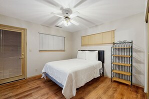 4 bedrooms, iron/ironing board, Internet, bed sheets
