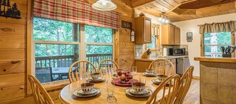 Deluxe Family Cabin | 5BR 3BA | 26ft Wood Ceilings | Hot Tub | Game Room | Huisdieren