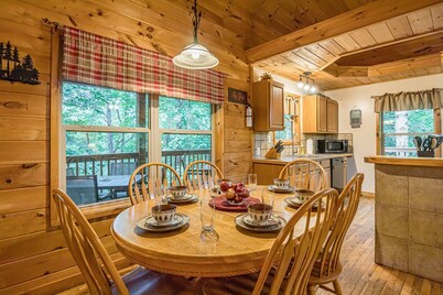 Deluxe Family Cabin | 26ft Wood Ceilings | Hot Tub | Game Room | PET FRIENDLY