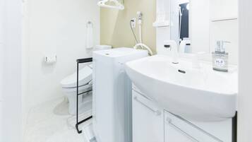 Separate tub and shower, free toiletries, hair dryer, towels