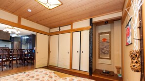 A traditional Japanese-style room with tatami flooring, a low wooden ceiling, and sliding doors. - Shirakabanoyado-Minato (Osaka)