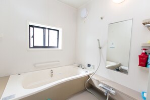 Deluxe-villa | Badeværelse | Separat badekar og bruser, dybe badekar, gratis toiletartikler