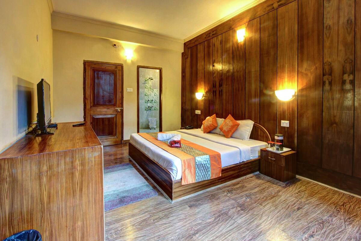 Deluxe Double Room, 1 Queen Bed, Non Smoking | Rollaway beds (surcharge), WiFi (free), bed sheets
