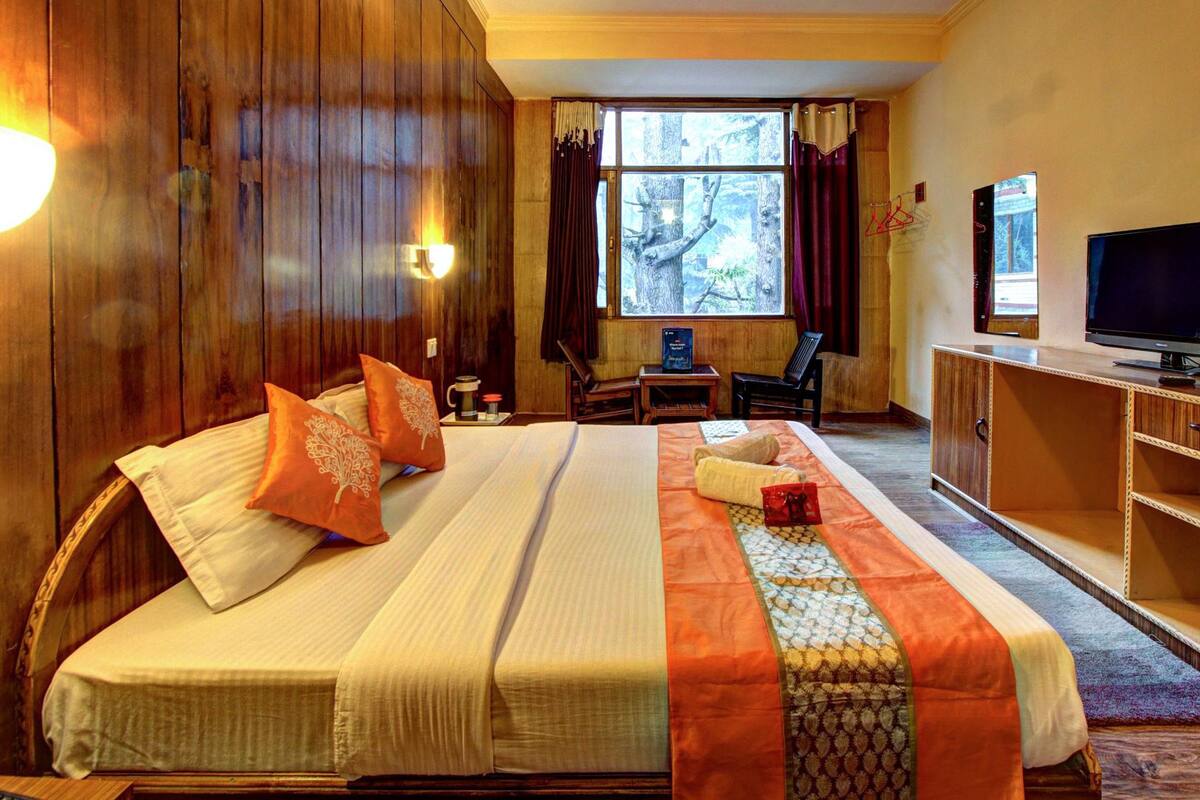 Superior Double Room, 1 King Bed, Non Smoking | Rollaway beds (surcharge), WiFi (free), bed sheets