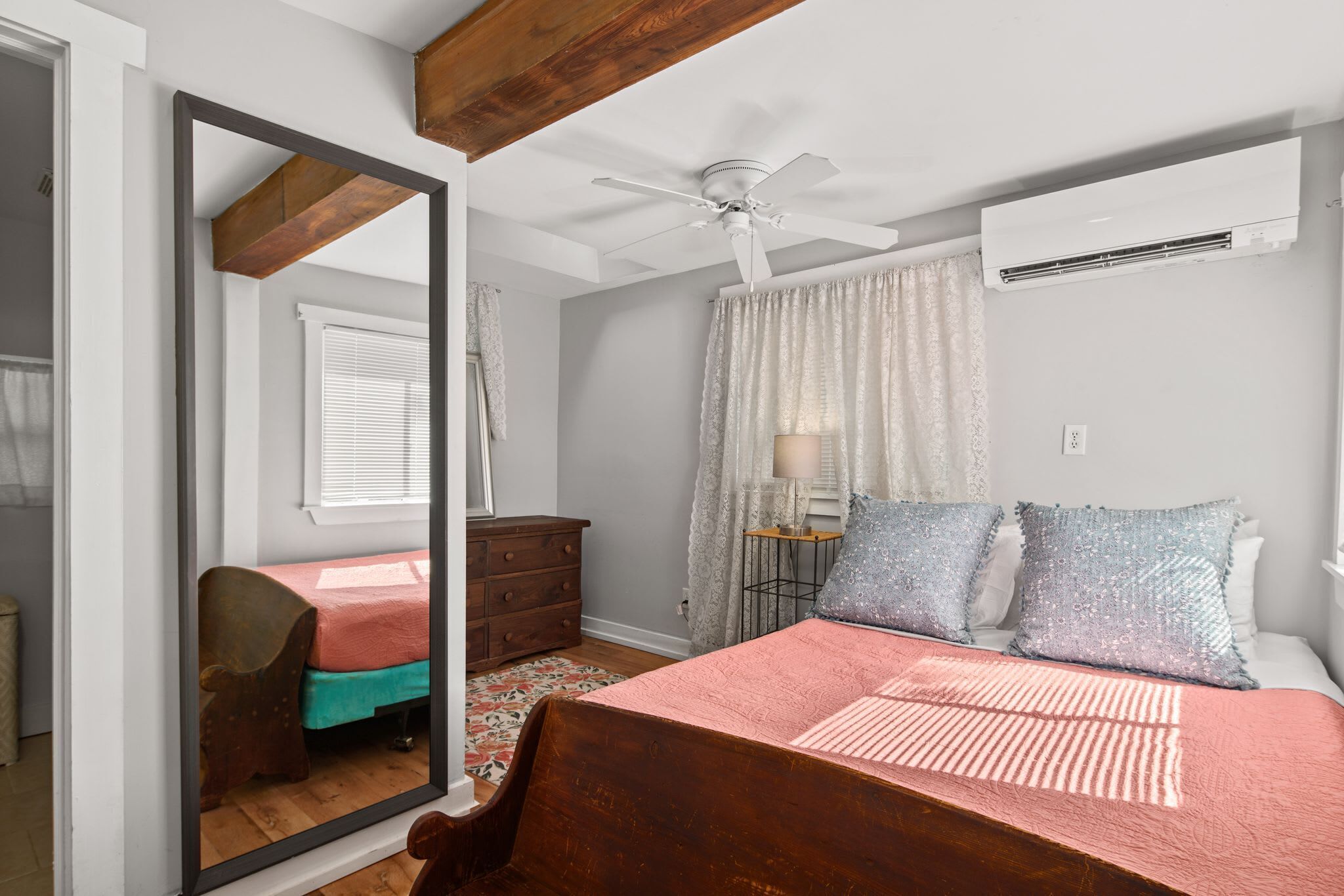 1 slaapkamer, een strijkplank/strijkijzer, wifi, beddengoed