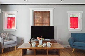 TV, offices - Fox Field Cottage in Arden | 10 min to Riverfront (Wilmington)