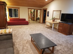 Smart-tv, eldstad och böcker