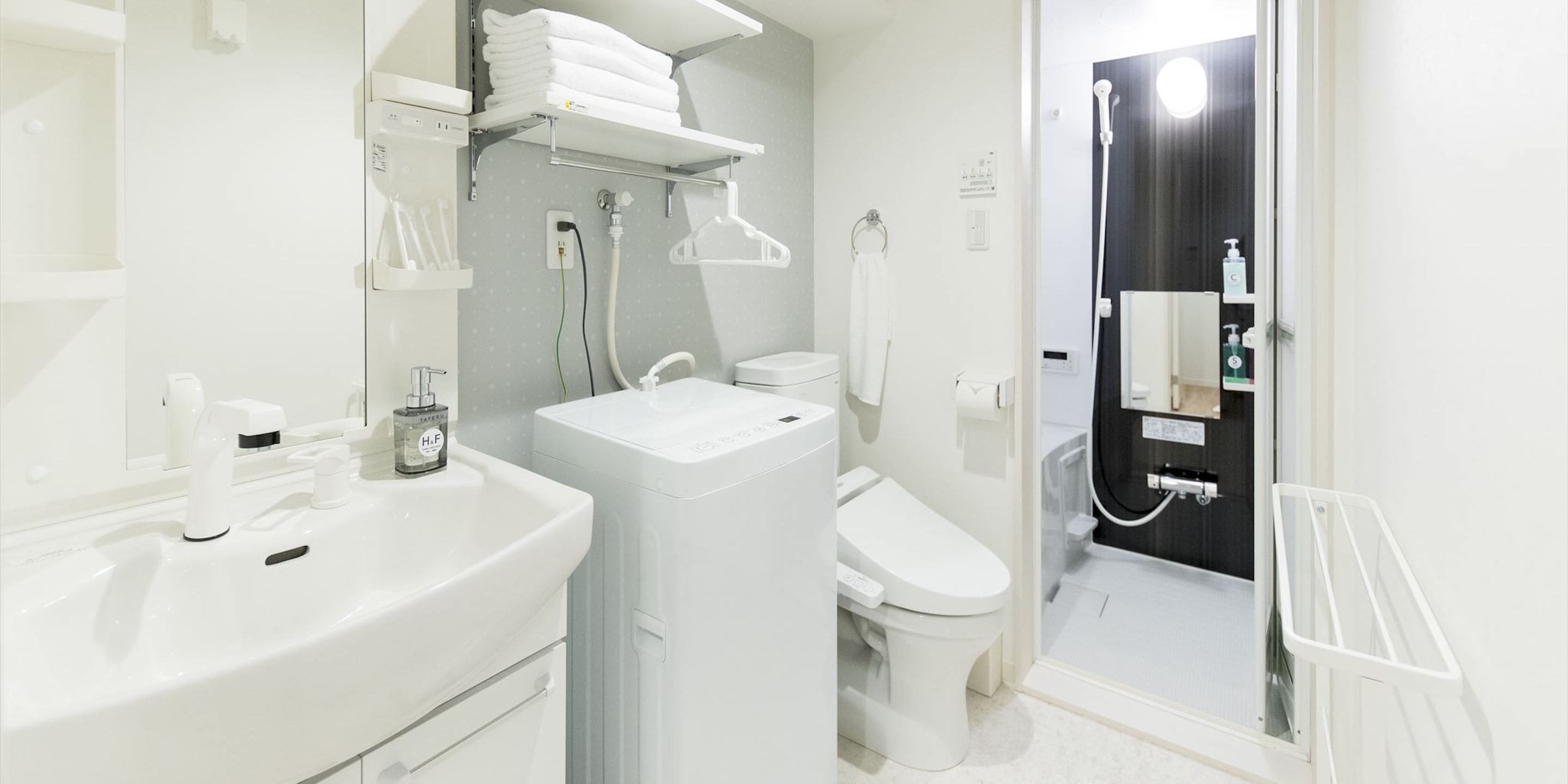 Separate tub and shower, free toiletries, hair dryer, bidet
