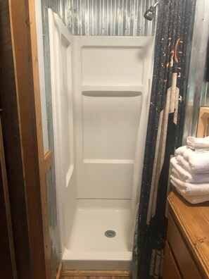 Towels, toilet paper - Fred's bungalow: a cabin (Flat Rock)