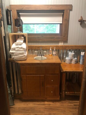 タオル、トイレットペーパー