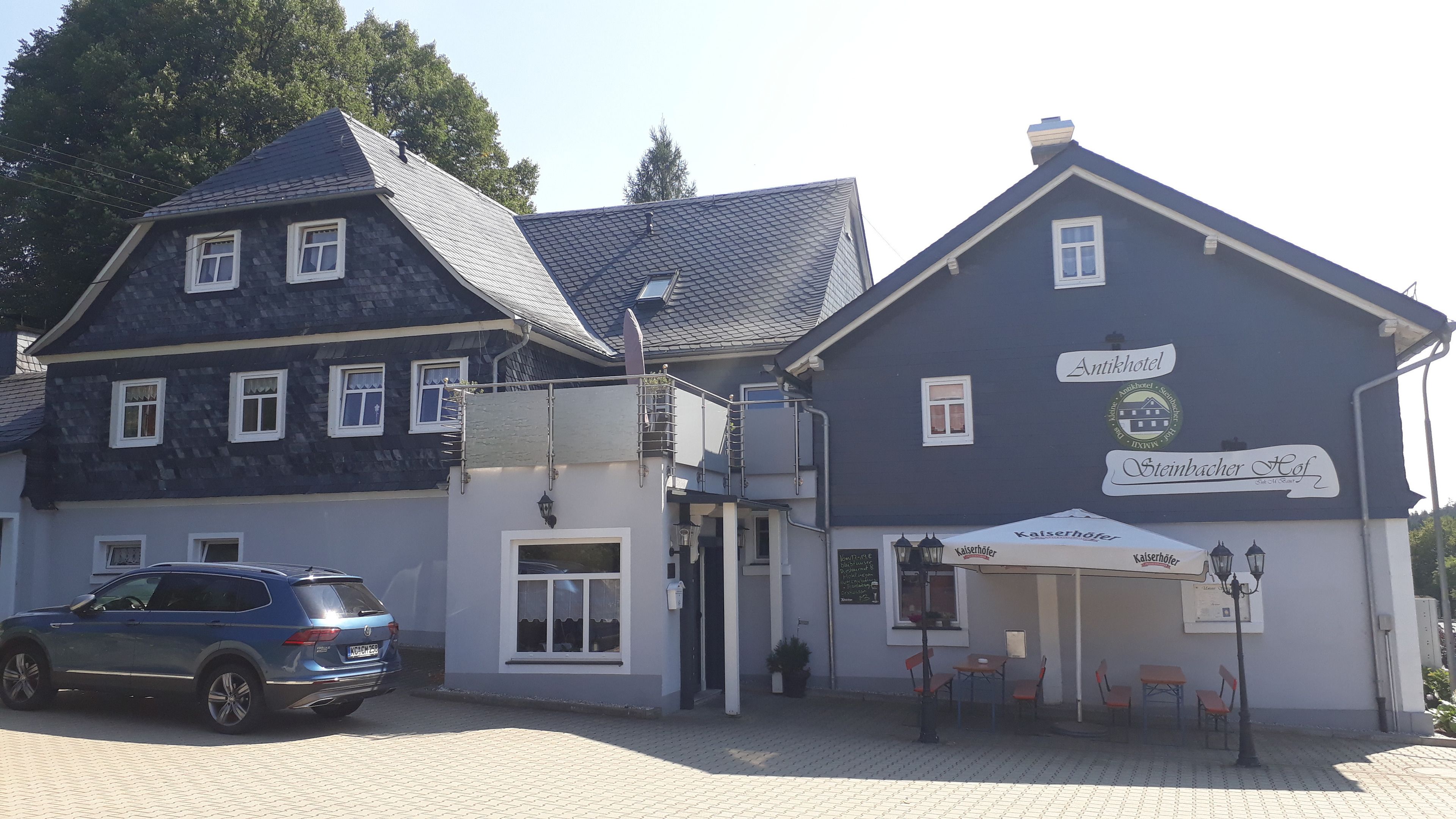 A traditional building with a sign for 'Antikhotel' and 'Steinbacher Hof'.