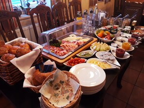 Tägliches inbegriffenes kontinentales Frühstück