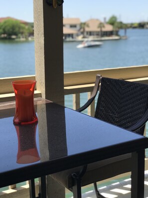 Property grounds - Adorable waterfront condo, private docks, and bring the dog! (Horseshoe Bay)