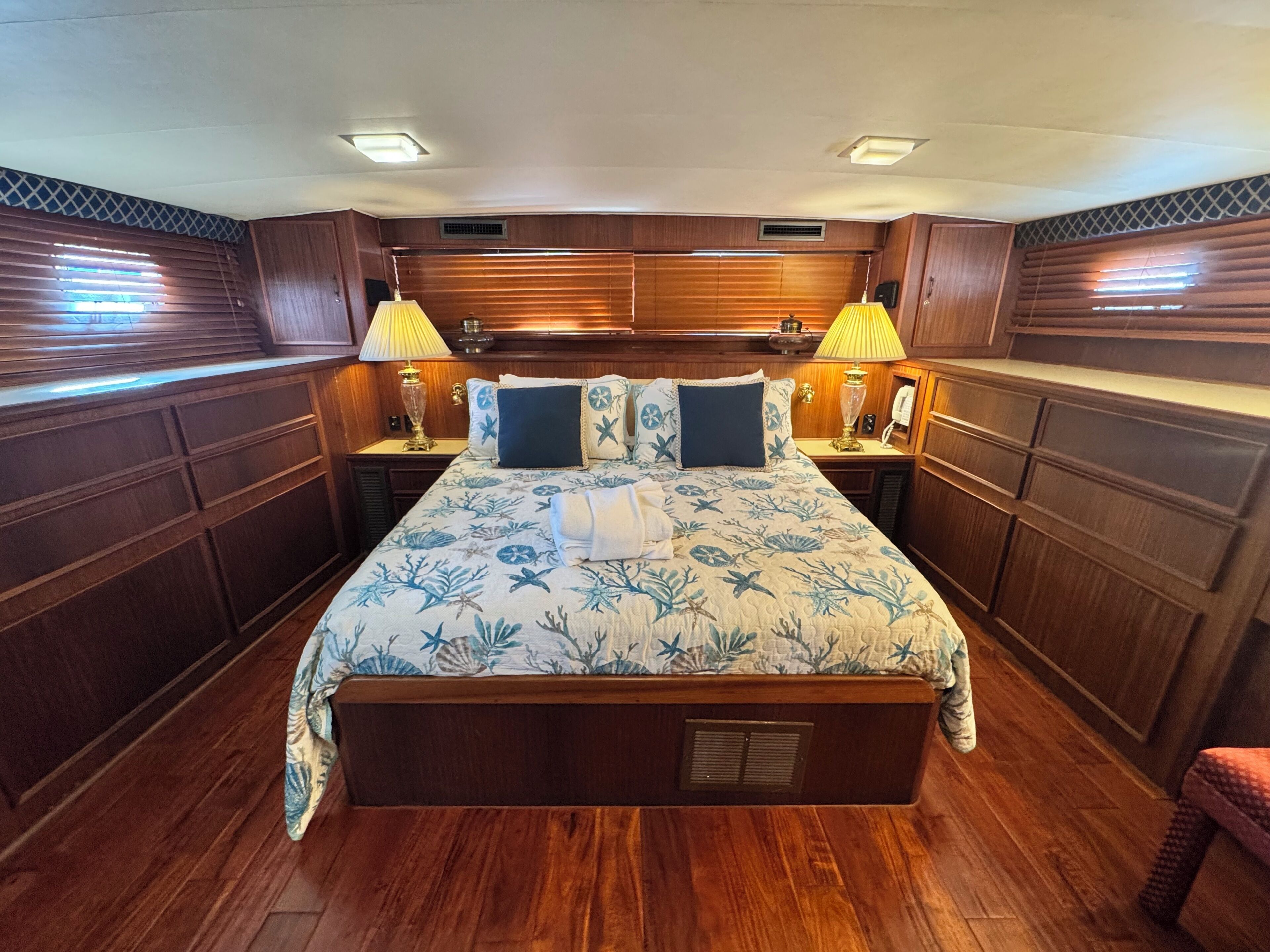 4 habitaciones, tabla de planchar con plancha, wifi y ropa de cama 
