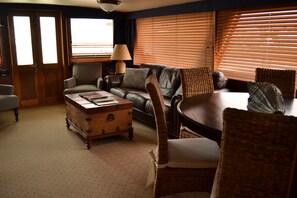 Televisión, reproductor de DVD, libros y estéreo 