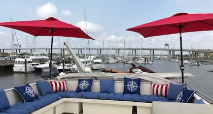 Pasar el fin de semana a bordo de su propio yate privado en Charleston histórico