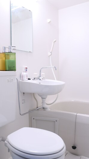Combined shower/bathtub, deep-soaking bathtub, free toiletries - Shirakabanoyado-sakuragawa (Osaka)