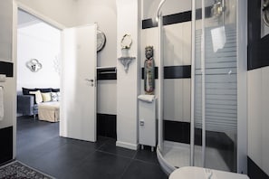 Luxury-Suite | Badezimmer | Dusche, kostenlose Toilettenartikel, Haartrockner, BademÀntel