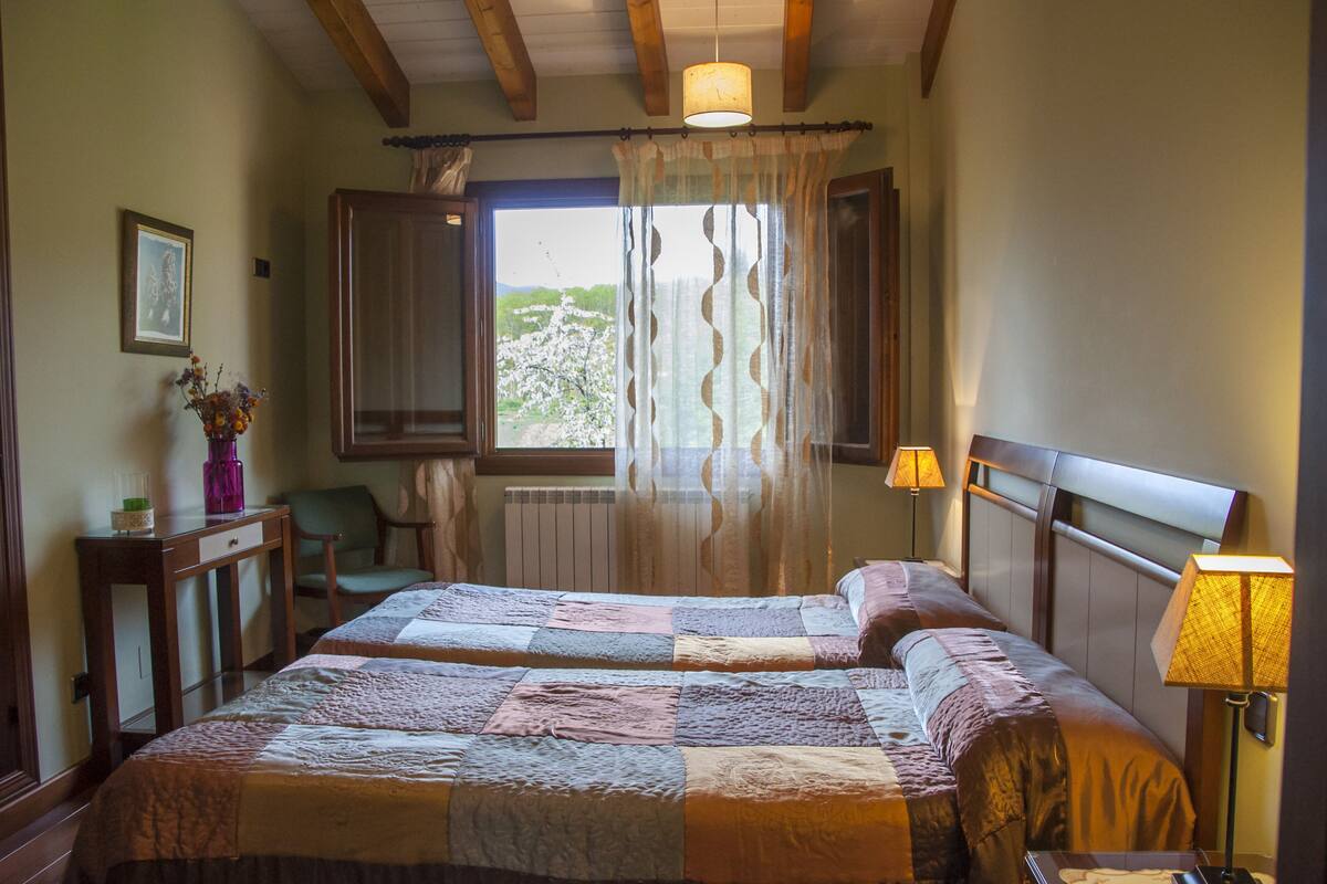 Cunas, camas plegables/adicionales y ropa de cama 