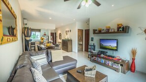 Smart TV, reproductor de DVD, libros y videoteca 