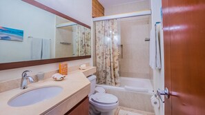 Combined shower/bathtub, hair dryer, towels, soap - Spectacular two level penthouse 850' to the beach and 1.5 blocks to 5th Ave. (Playa Del Carmen)