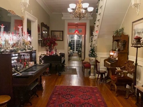 The Magnolias - A Beautiful Charming Historical Home to relax & make memories!
