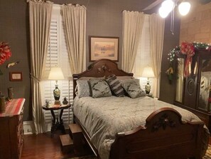 6 bedrooms, desk, iron/ironing board, free WiFi
